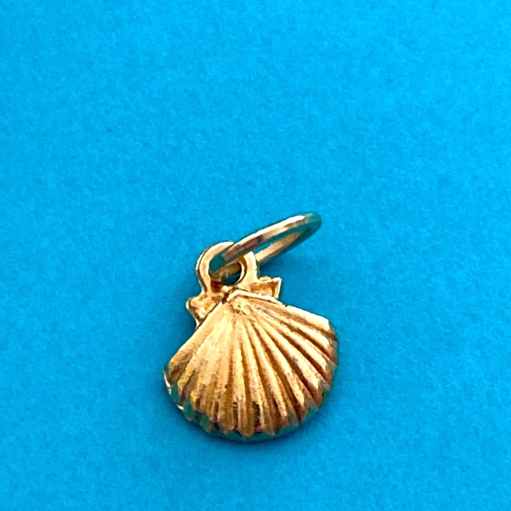 5/$10❤️❤️❤️NEW ROSE GOLD TONED ALLOY SHELL CHARM PENDANT